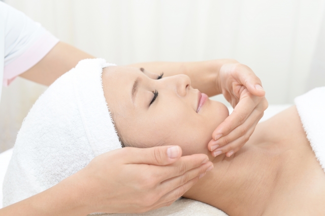 神戸三宮のエステサロンViage（ヴィアージュ）のフェイシャルエステ/エイジングケアコースの施術イメージ